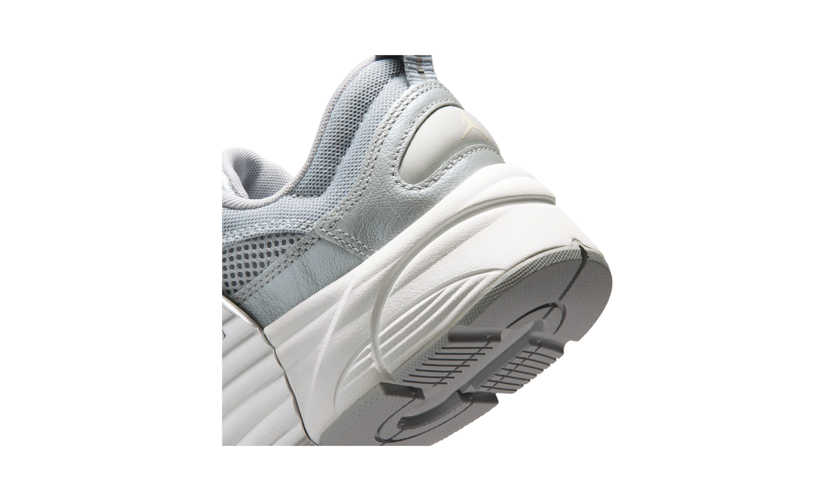 Overkicks - Air Jordan Trunner O/S Swan Wolf Grey Silver (IR1839-100) - detalle