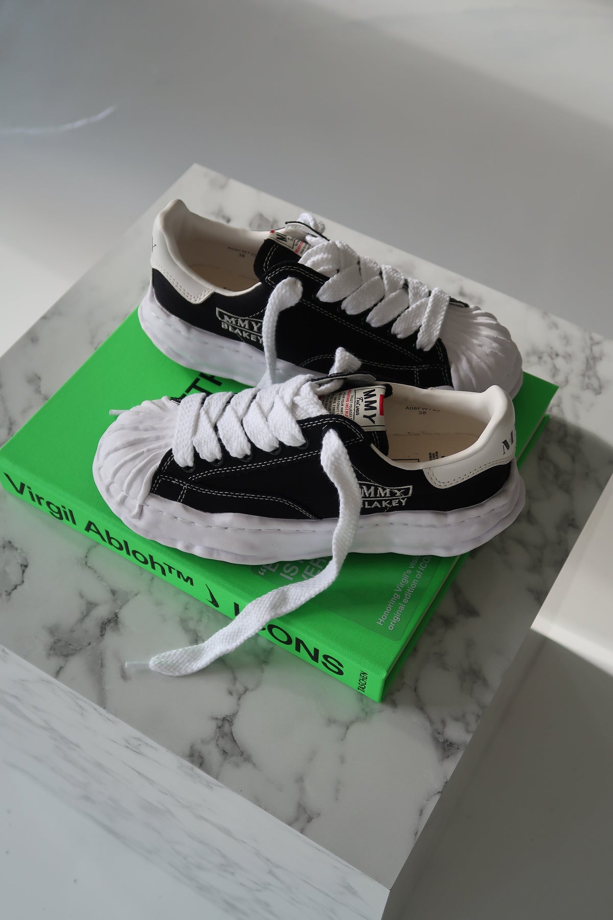 Overkicks - Maison Mihara Yasuhiro Blakey OG Sole Canvas Low Black White (A08FW735) - imagen 2