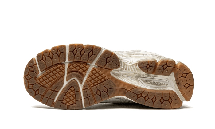 Overkicks - New Balance 2002R Protection Pack Distressed (M2002RDG) - detalle suela
