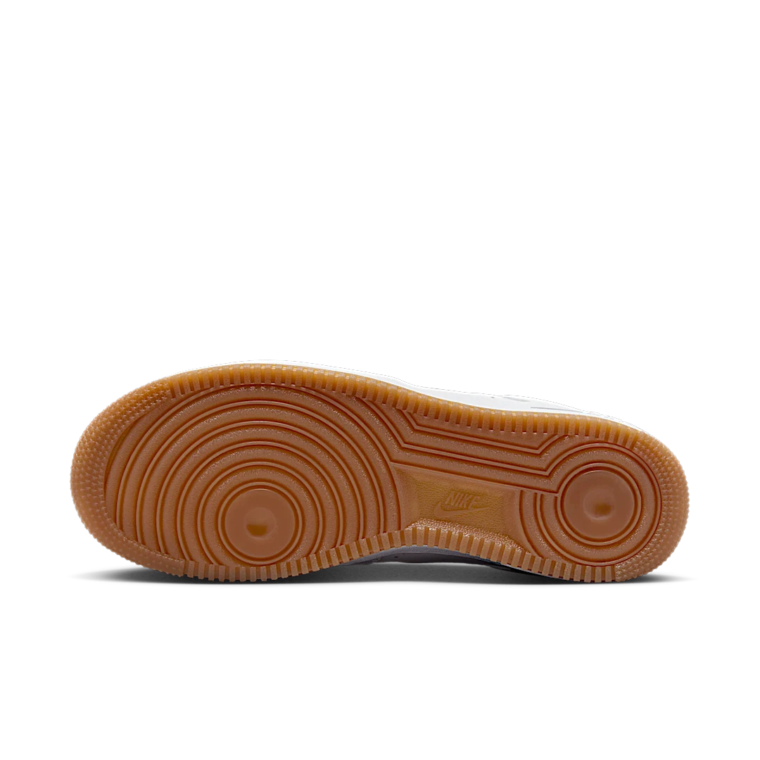Overkicks - Nike Air Force 1 07 Low Retro Color of the Month Jewel Bronze Gum (FN5924-103) - detalle suela
