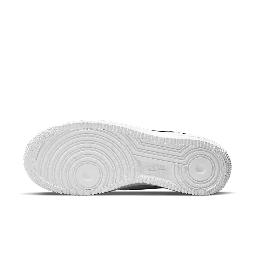 Overkicks - Nike Air Force 1 Low 07 Essential White Black Gold Mini Swoosh (CZ0270-102) - detalle suela