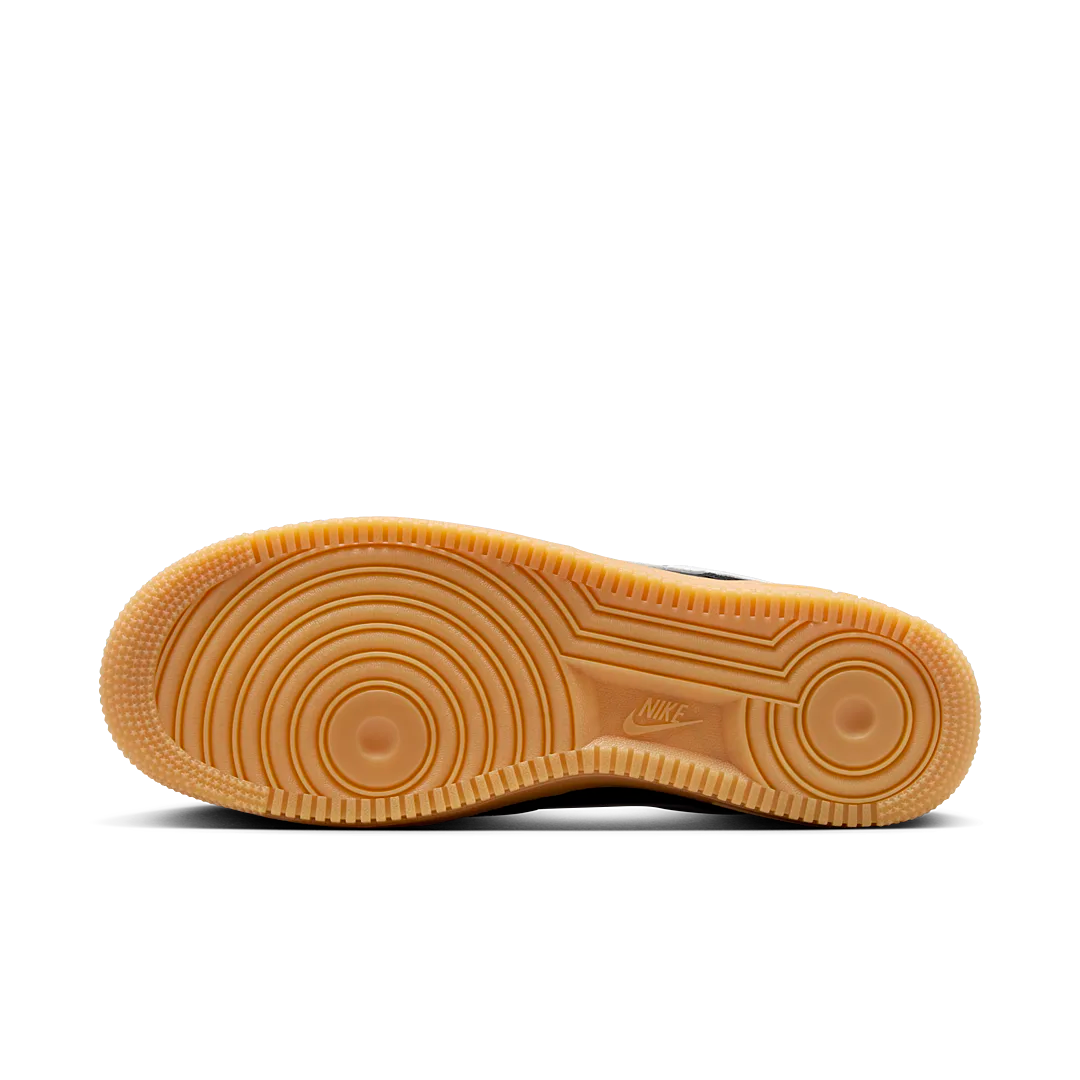 Overkicks - Nike Air Force 1 Low 07 LV8 Black Summit White Gum (FQ8714-004) - detalle suela
