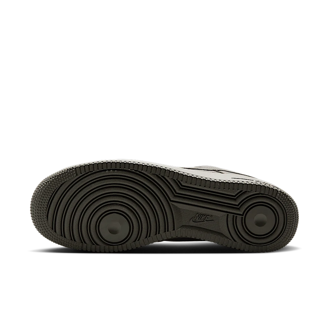 Overkicks - Nike Air Force 1 Low 07 LV8 Light Army Cargo Khaki (HM9483-300) - detalle suela