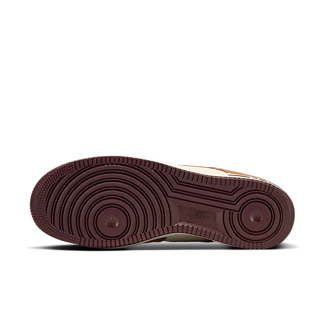 Overkicks - Nike Air Force 1 Low 07 LV8 Notebook Doodle Pack Light British Tan (FQ8713-200) - detalle suela