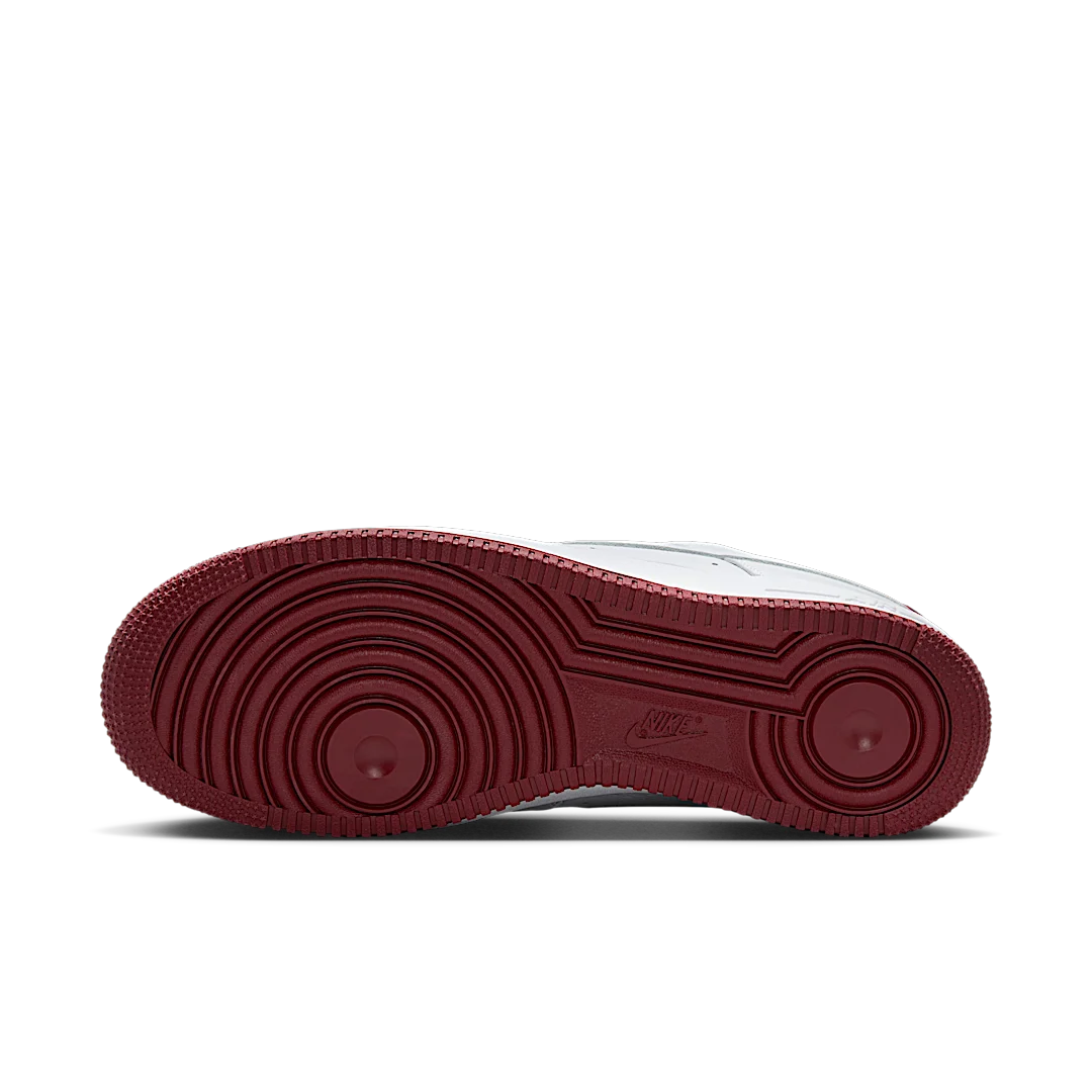 Overkicks - Nike Air Force 1 Low 07 LV8 White Team Red (HM9483-100) - detalle suela