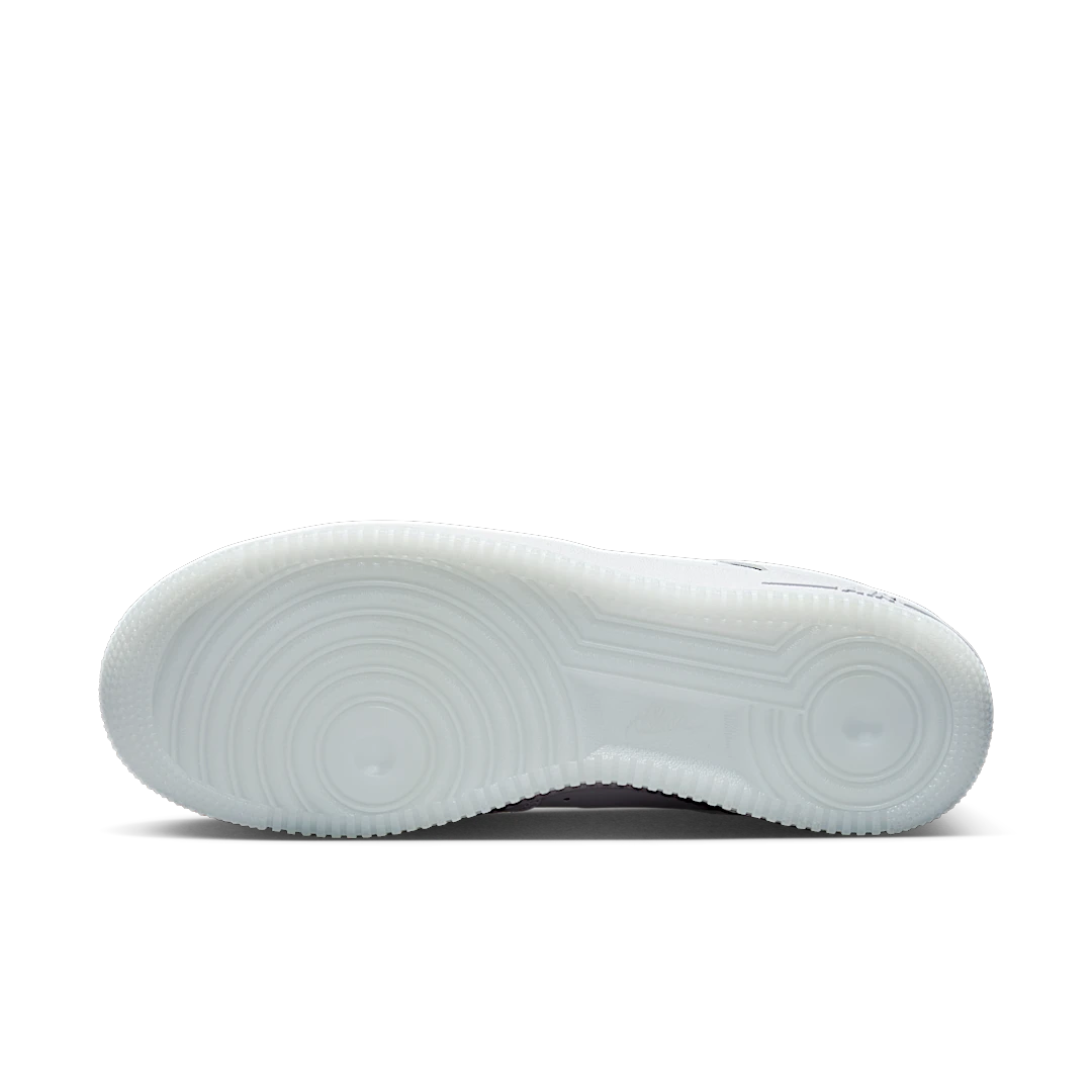 Overkicks - Nike Air Force 1 Low 07 Retro Color of the Month Jewel Swoosh Triple White (FN5924-100) - detalle suela