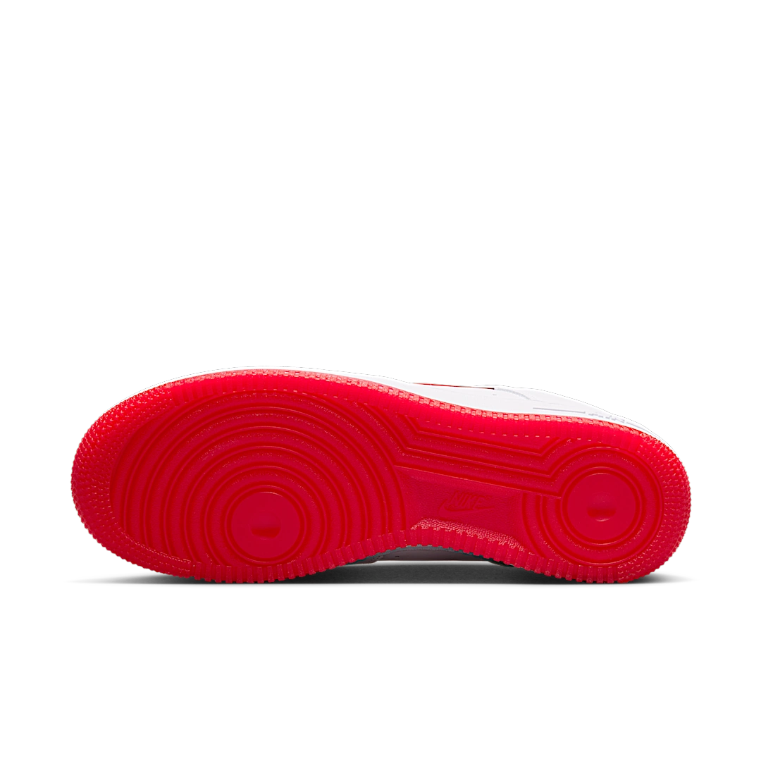 Overkicks - Nike Air Force 1 Low 07 Retro Color of the Month Jewel Swoosh University Red (FN5924-101) - detalle suela