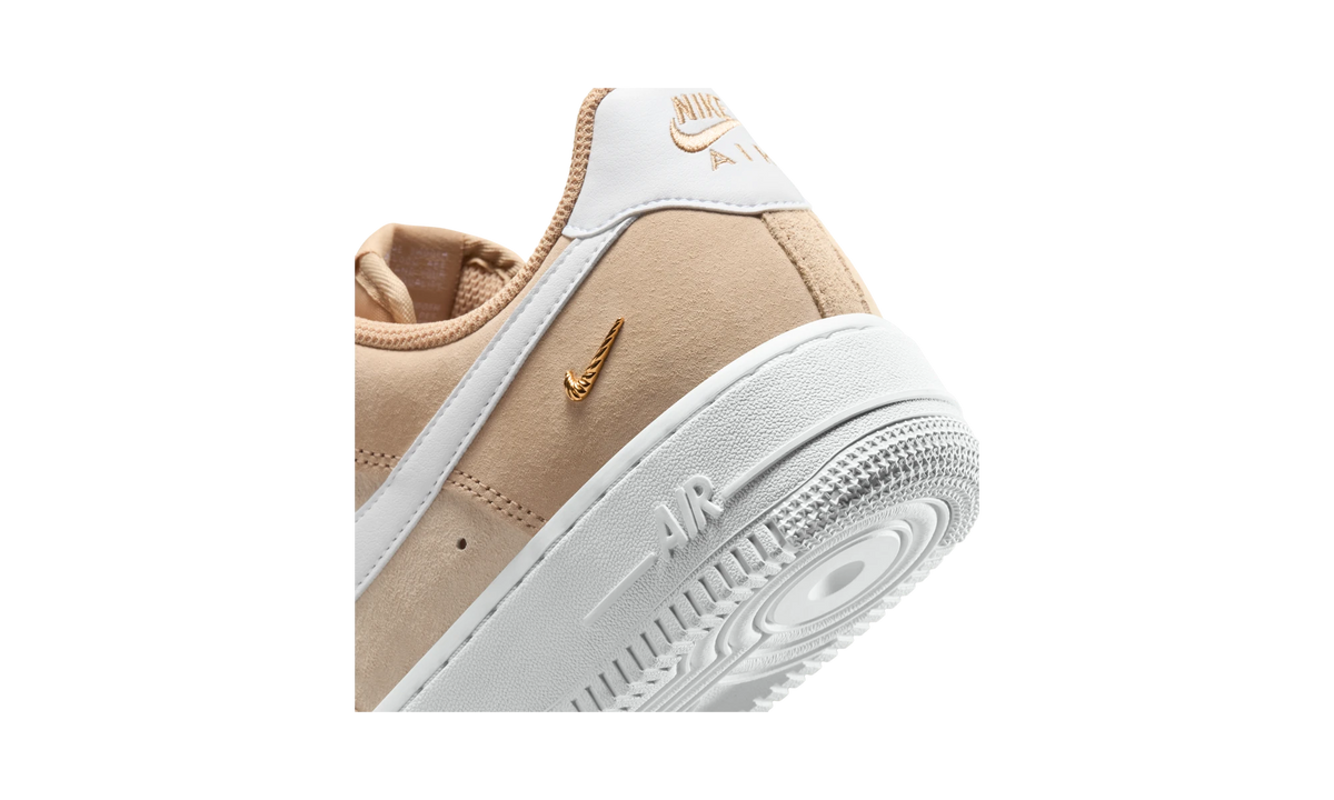 Overkicks - Nike Air Force 1 Low 07 SE Linen Sand Drift Metallic Gold Mini Swoosh (IQ9964-200) - detalle
