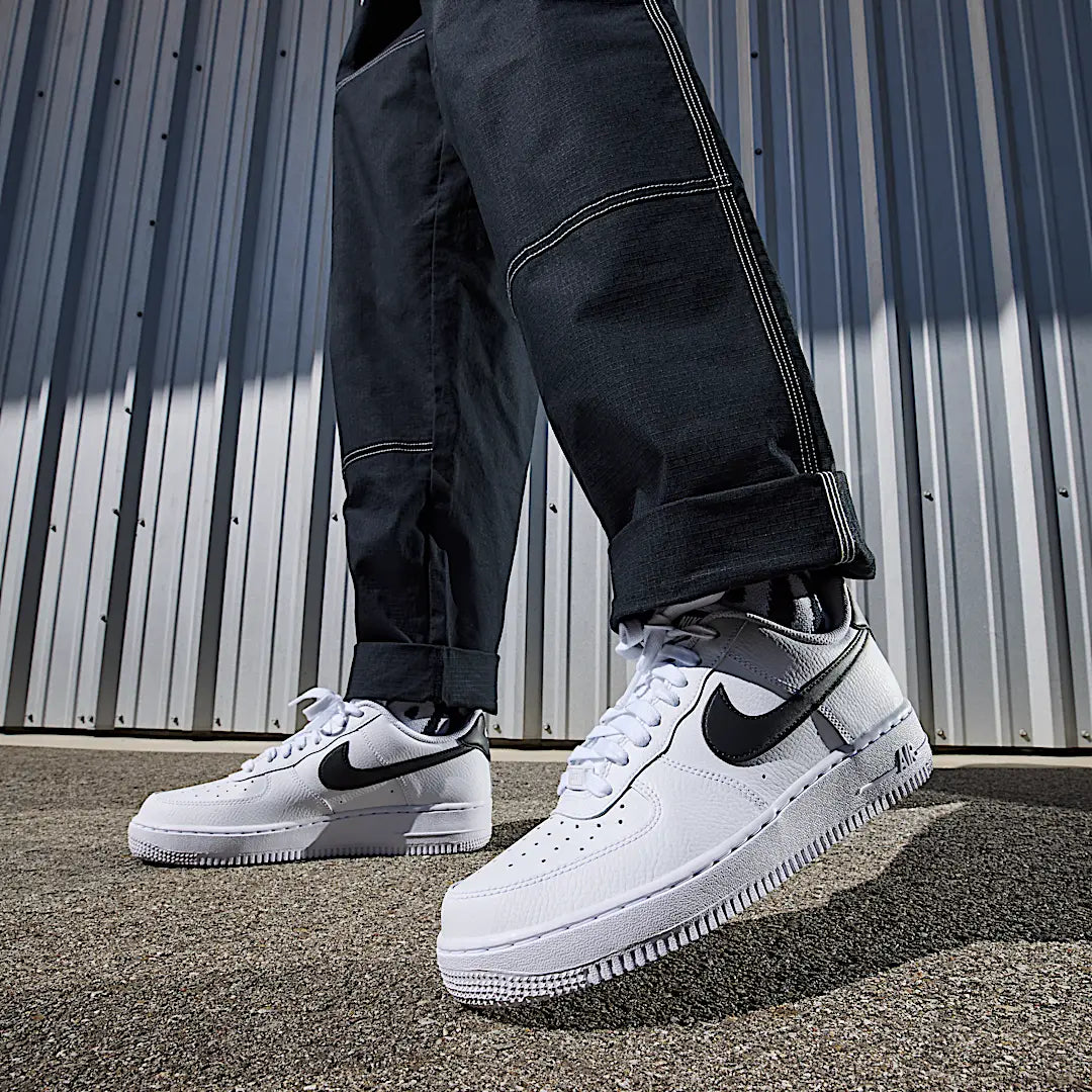 Overkicks - Nike Air Force 1 Low 07 White Black (DD8959-103) - detalle suela