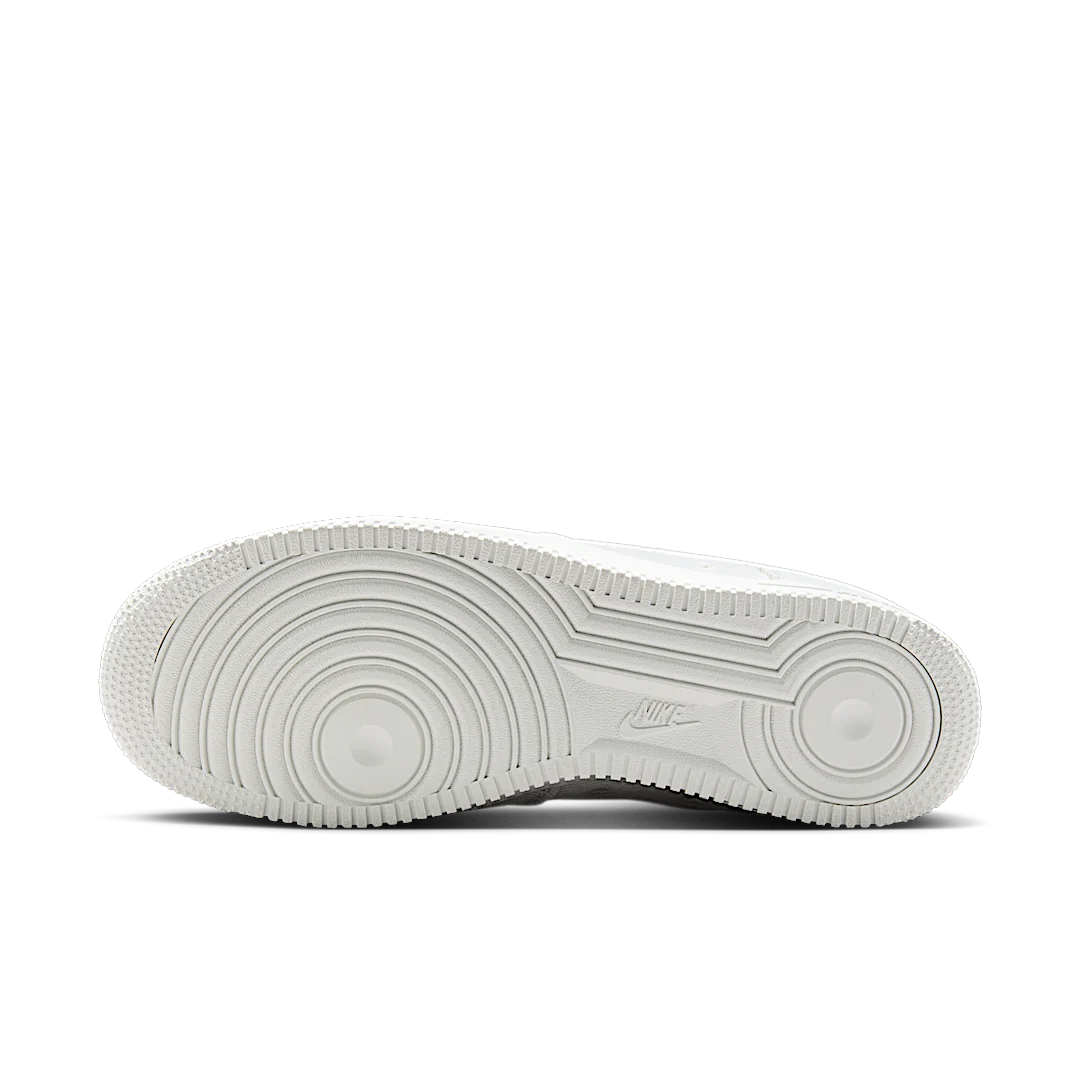 Overkicks - Nike Air Force 1 Low Canvas Summit White Light Orewood Brown (HV1204-100) - detalle suela