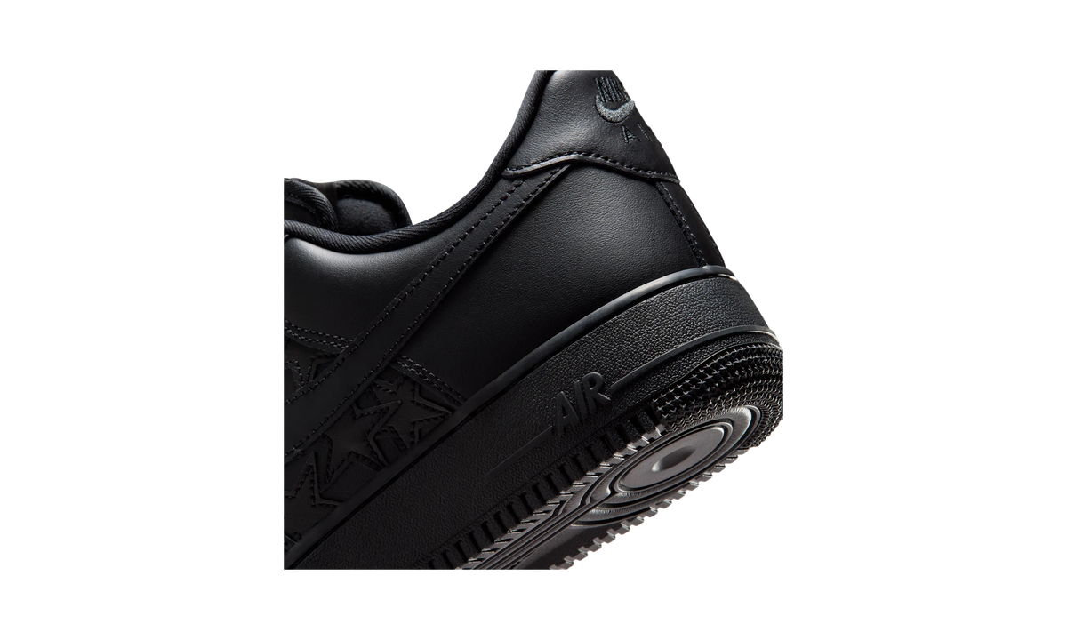 Overkicks - Nike Air Force 1 Low LV8 Triple Black Stars (IM5750-001) - detalle