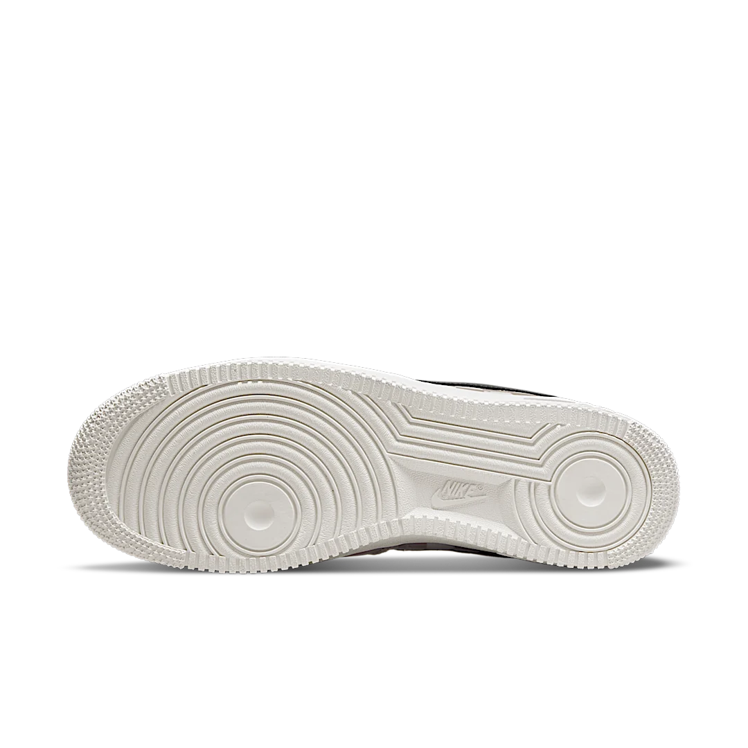 Overkicks - Nike Air Force 1 Low LeBron James Strive For Greatness (DC8877-200) - detalle suela