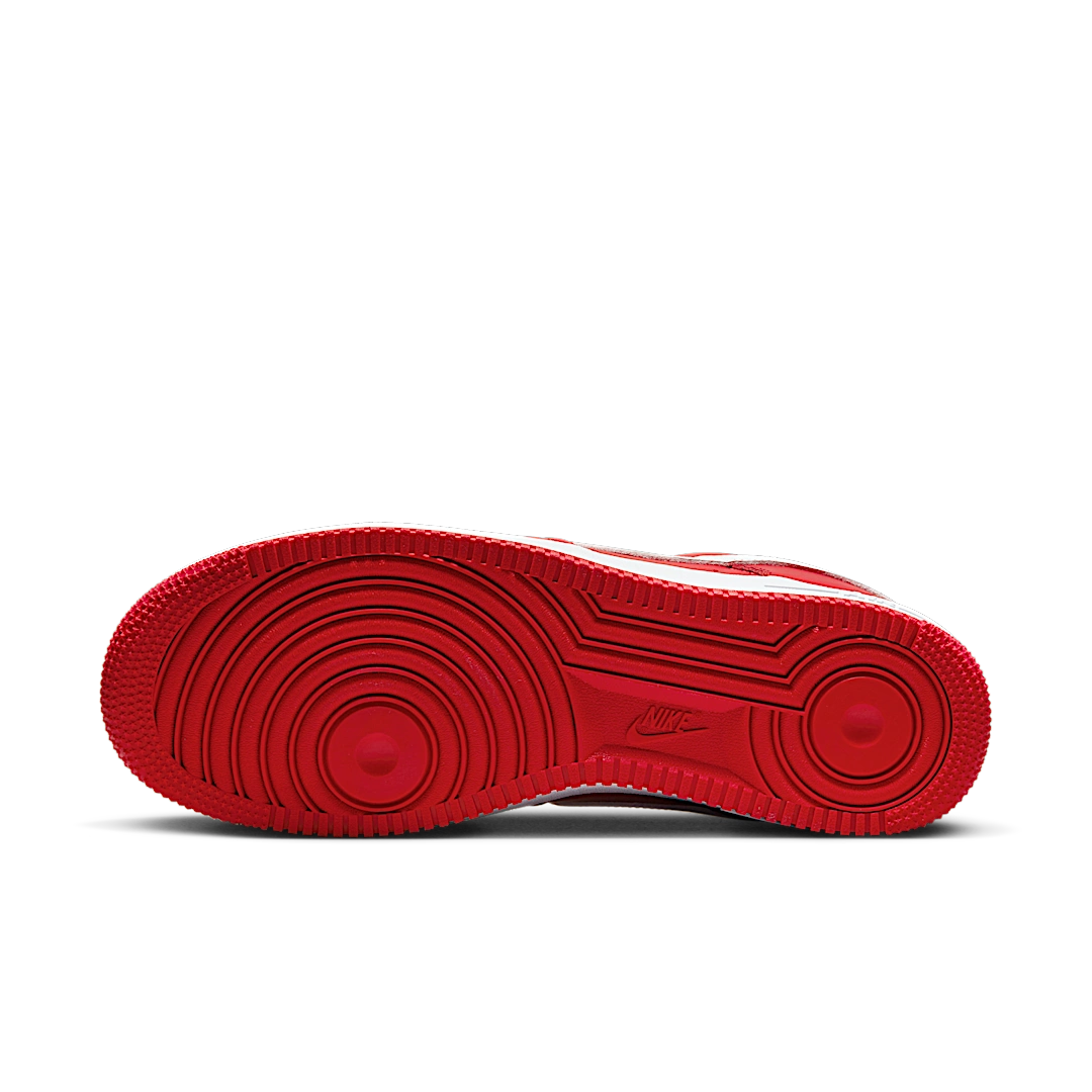 Overkicks - Nike Air Force 1 Low Retro QS Color of the Month University Red White (FD7039-600) - detalle suela