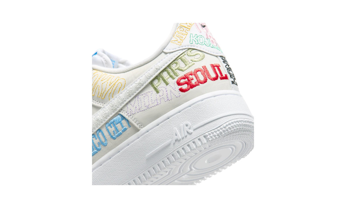 Overkicks - Nike Air Force 1 Low World Tour White (II1549-100) - detalle