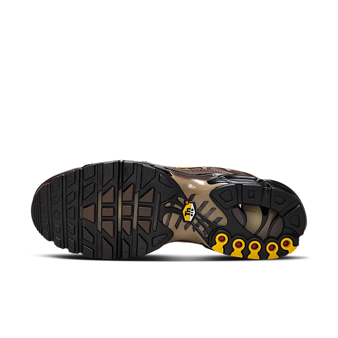 Overkicks - Nike Air Max Plus Baroque Brown Safety Orange (DM0032-200) - detalle suela
