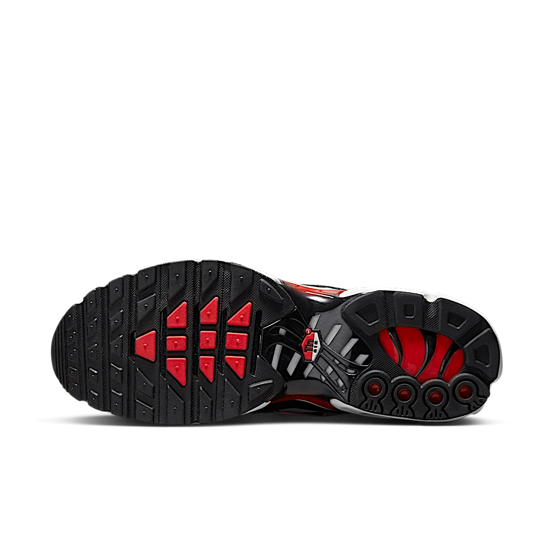 Overkicks - Nike Air Max Plus Black White University Red (DM0032-004) - detalle suela