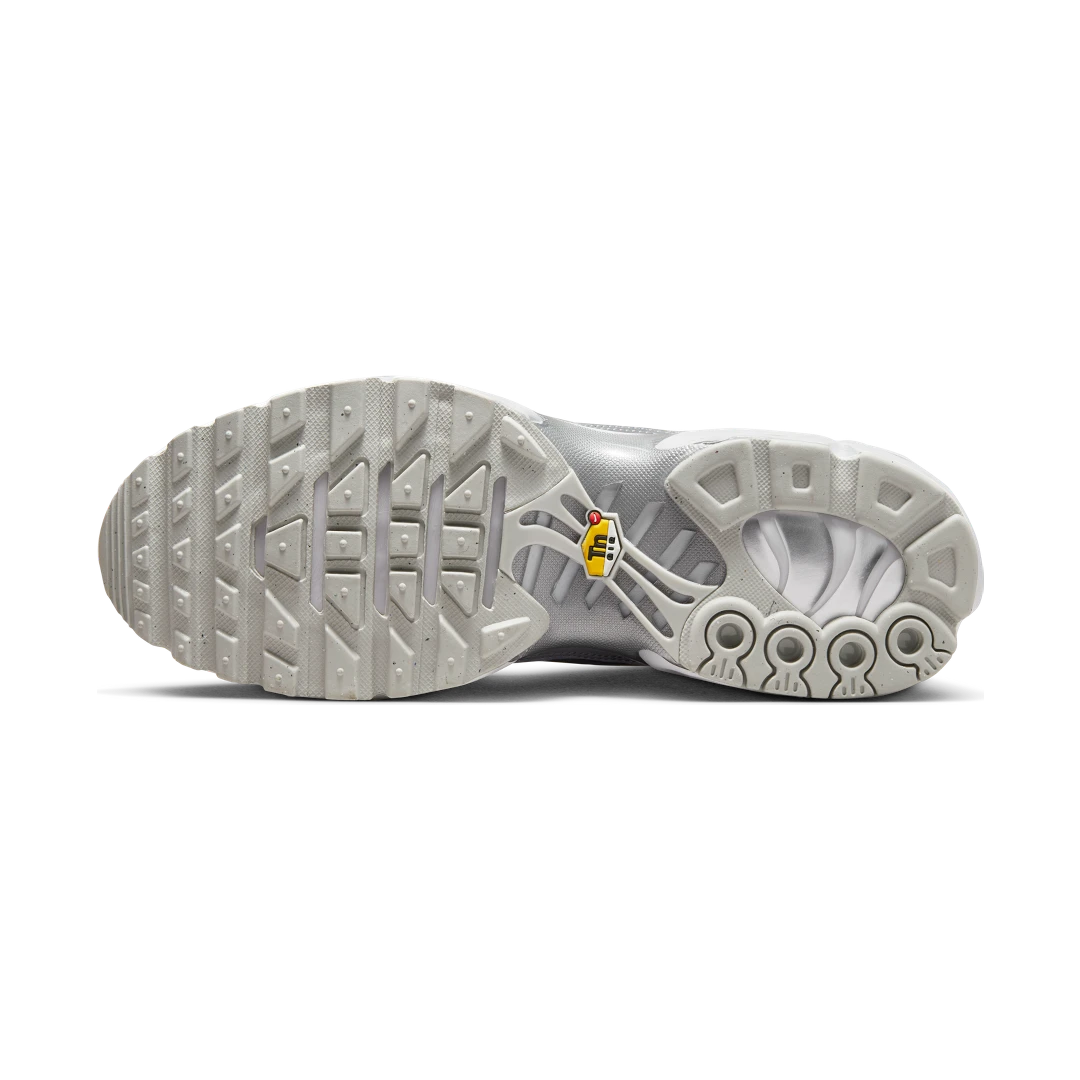 Overkicks - Nike Air Max Plus Metallic Silver (FJ1012-095) - detalle suela