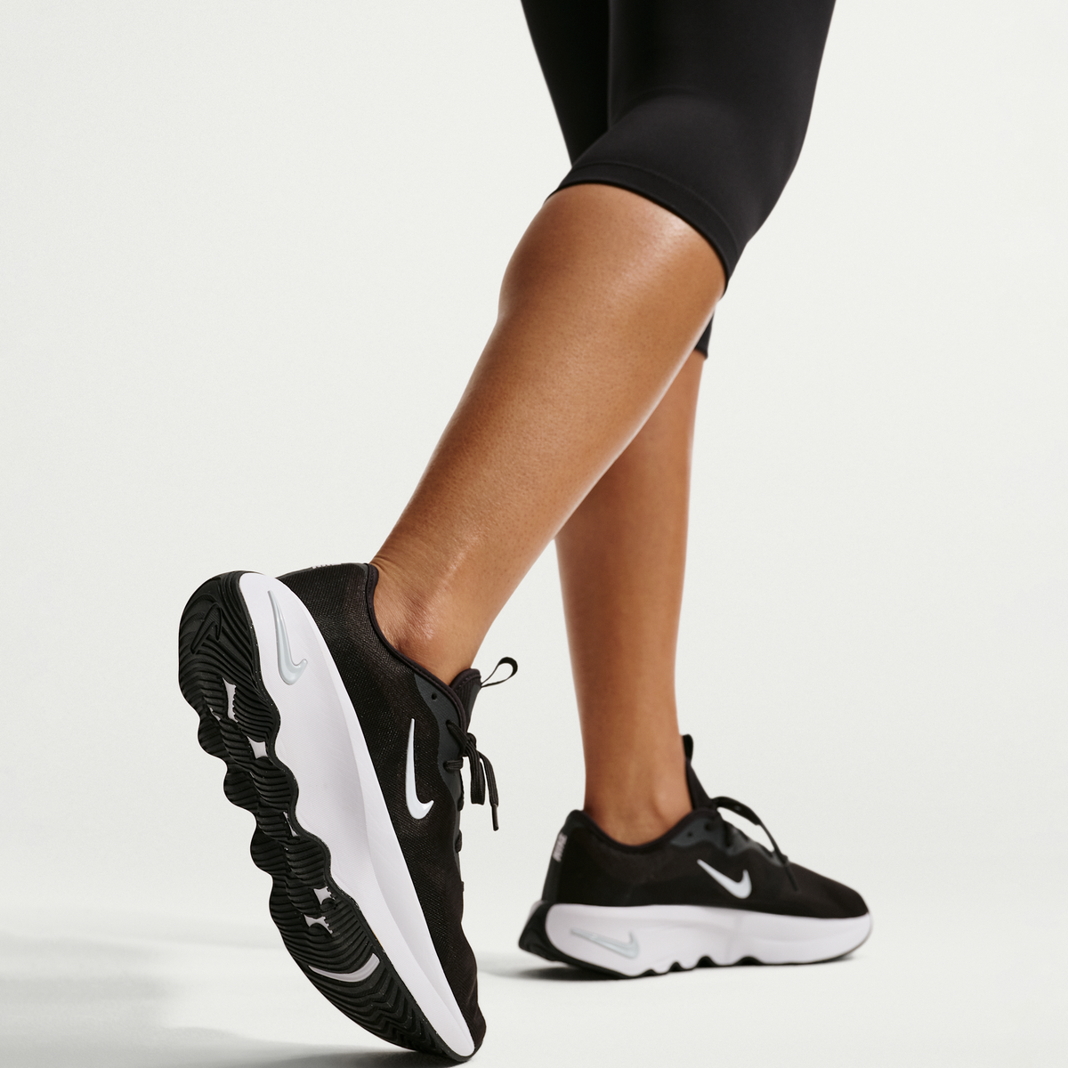 Overkicks - Nike Motiva 2 Black White (Womens) (II7278-001) - detalle
