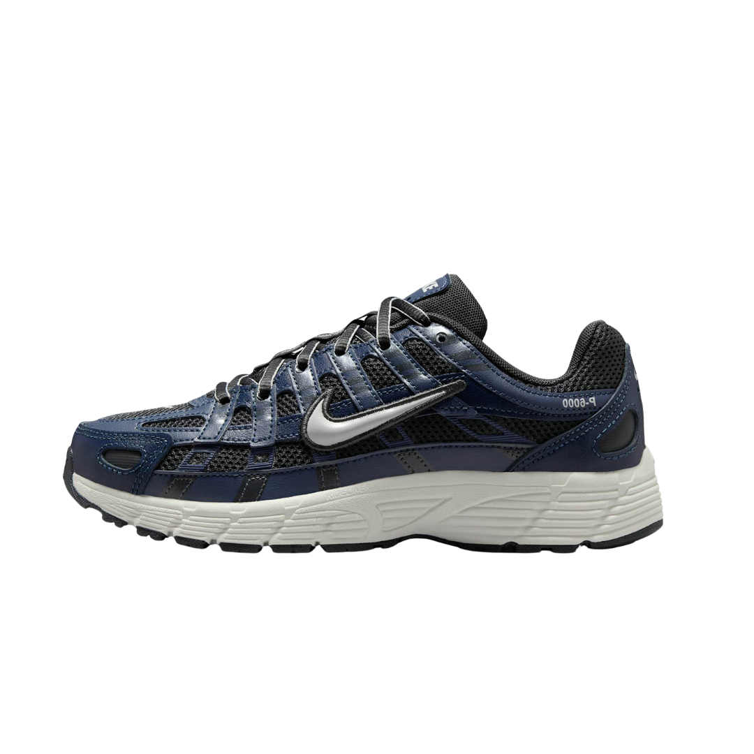 Overkicks - Nike P-6000 Thunder Blue Anthracite Sail Vast Grey (GS) (HV5064-400) - vista lateral