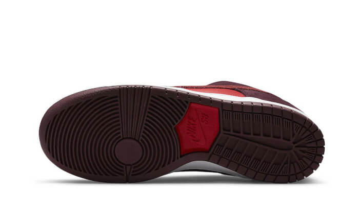 Overkicks - Nike SB Dunk Low Cherry (DM0807-600) - par completo