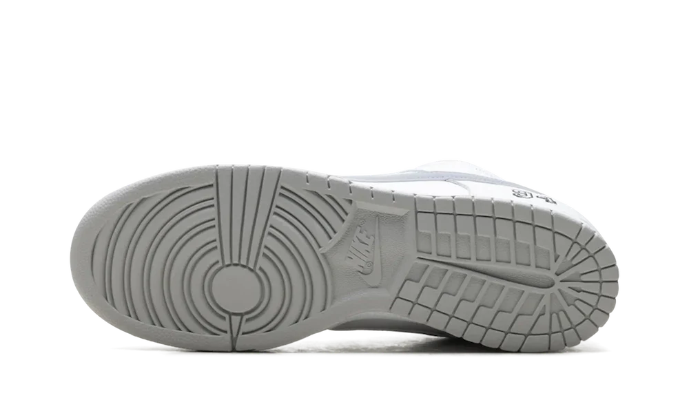 Overkicks - Nike SB Dunk Low Supreme 94 White Metallic Silver (HQ8487-100) - detalle suela