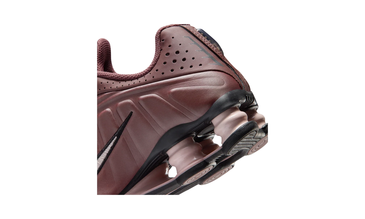Overkicks - Nike Shox R4 Tattoo Burgundy Crush Silt Red (GS) (CW2626-500) - imagen 8