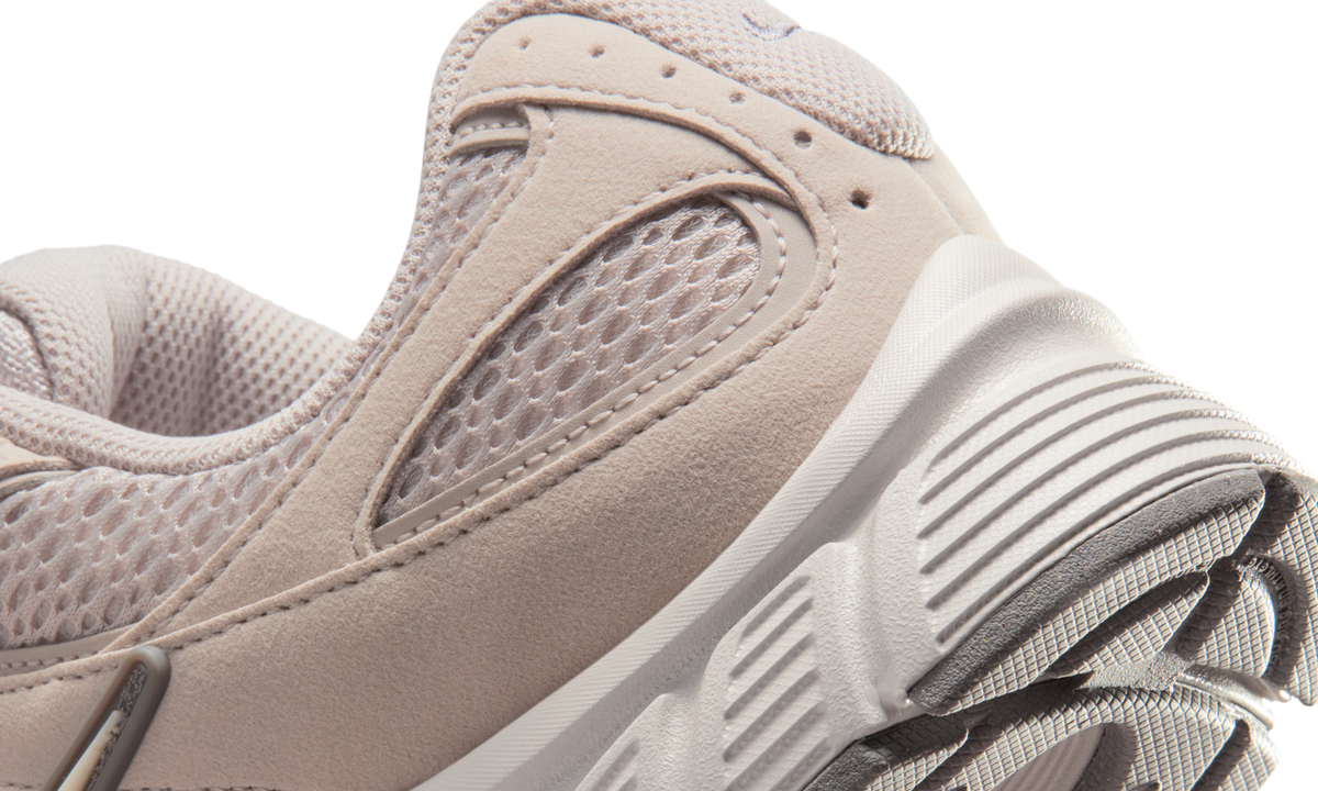 Overkicks - Nike V5 RNR Moon Particle Light Orewood Brown (II6292-201) - detalle