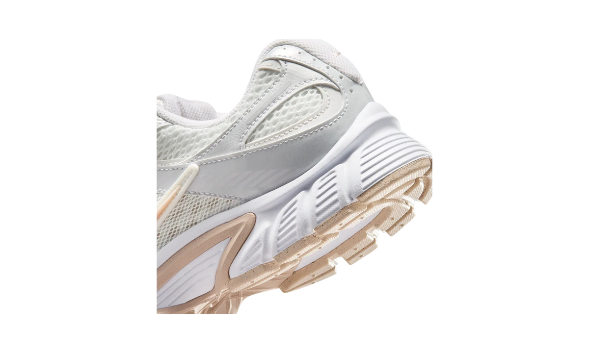 Overkicks - Nike V5 RNR Summit White White Vast Grey Silt Red (Womens) (HQ7901-110) - detalle