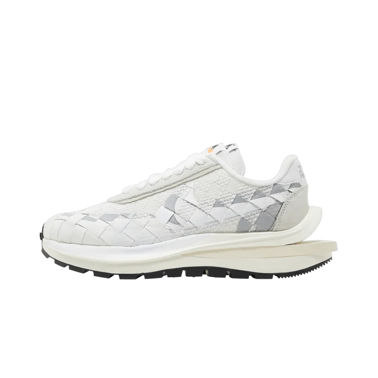 Overkicks - Nike VaporWaffle Woven sacai Jean Paul Gaultier White (DR5209-100) - vista lateral
