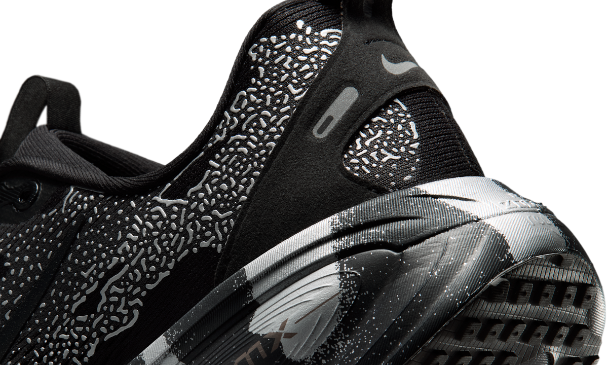 Overkicks - Nike Vomero 18 Disrupt Pack (IQ3925-001) - detalle