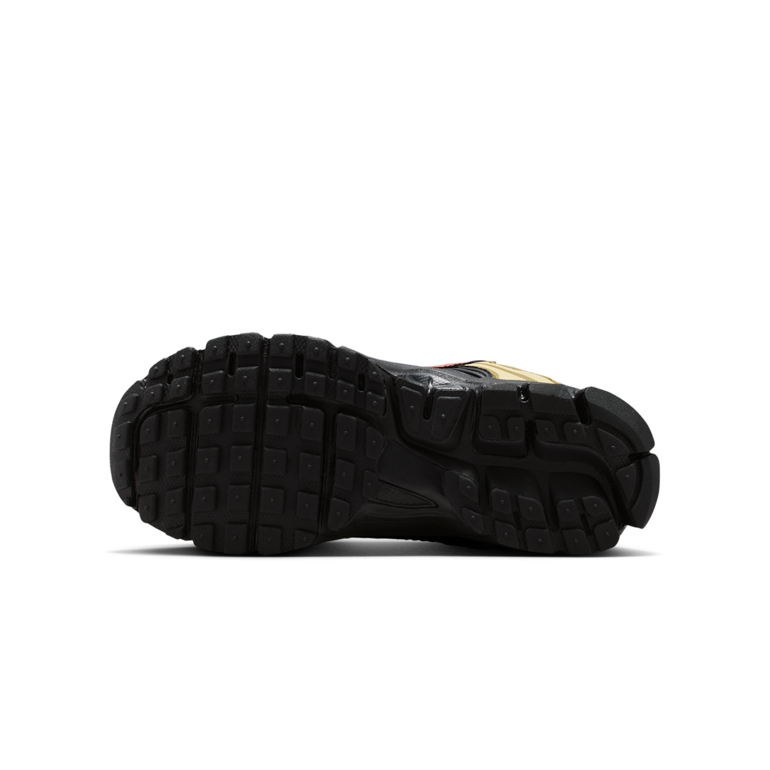 Overkicks - Nike Vomero 5 Black Olive Flak Red (GS) (HF6998-013) - imagen 4