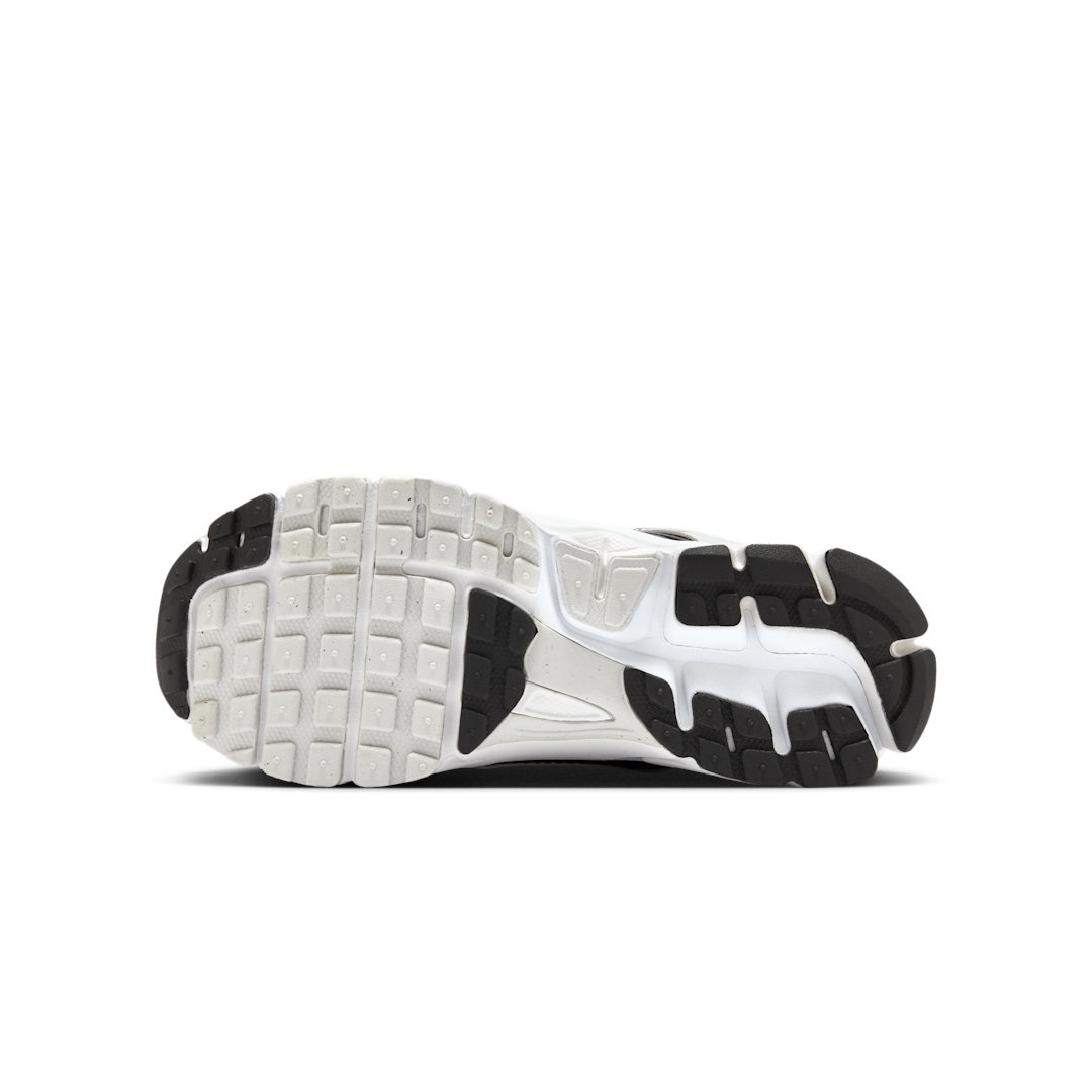 Overkicks - Nike Zoom Vomero 5 Metallic Platinum Black (GS) (HF6998-104) - imagen 4