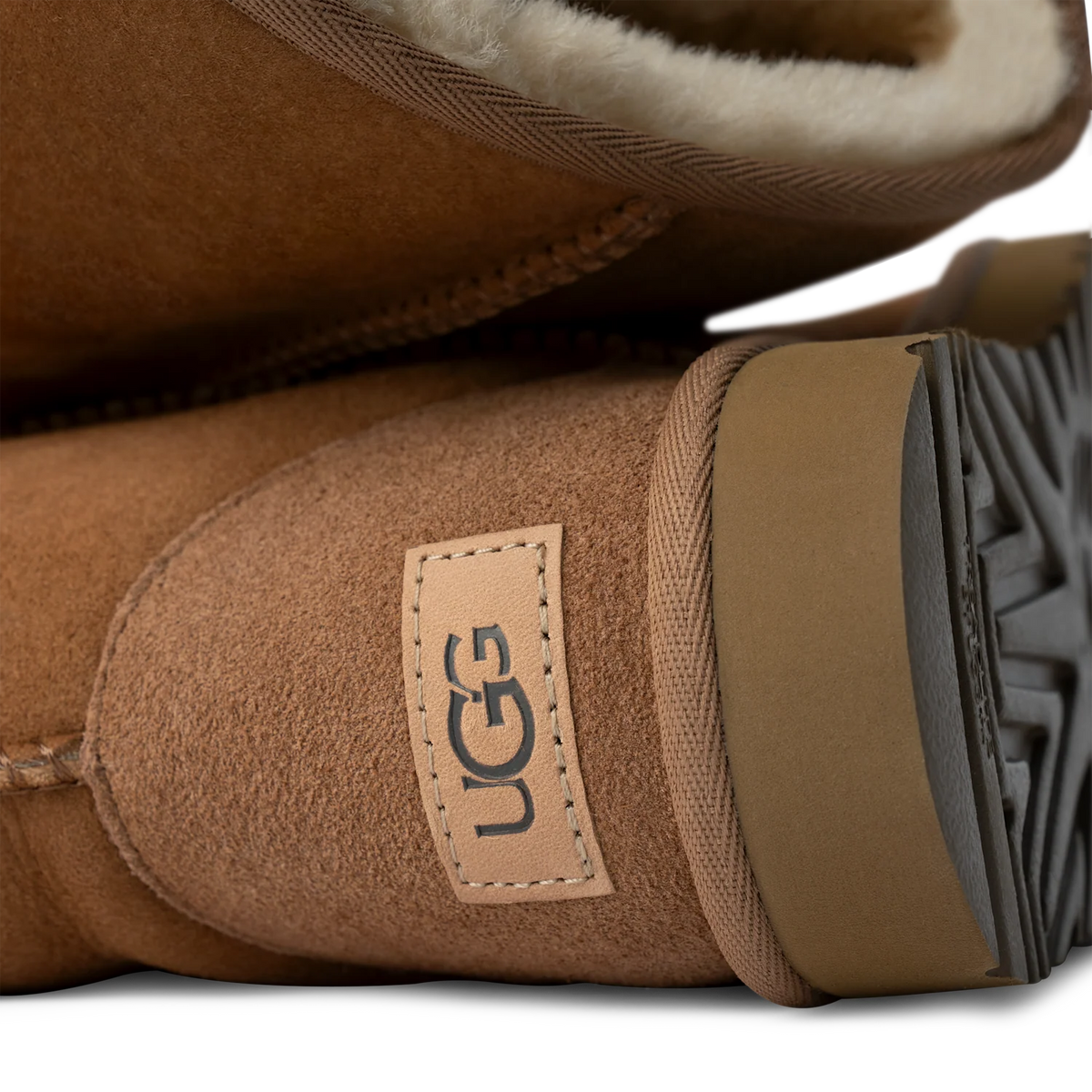 Overkicks - UGG Classic Short II Boot Chestnut (Womens) (1016223-CHE) - vista superior