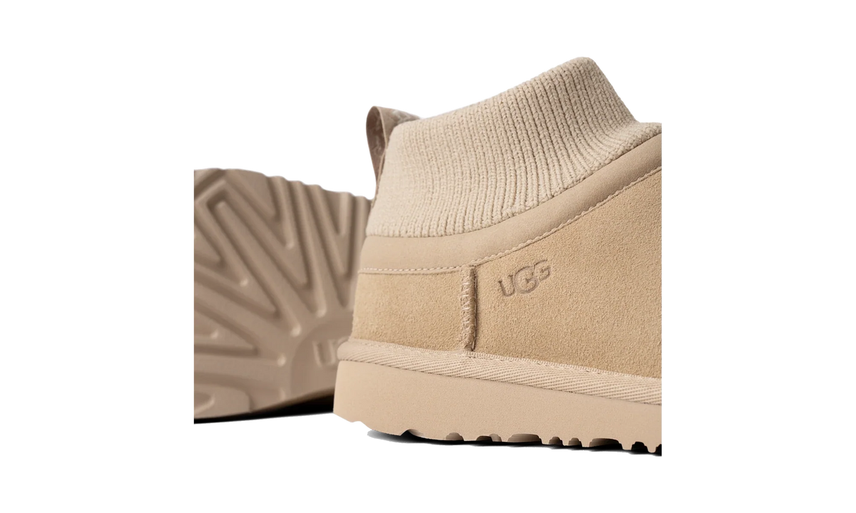Overkicks - UGG Classic Ultra Stretch Cuff Slipper Mustard Seed (Toddler) (1157702T-MDSD) - imagen 5