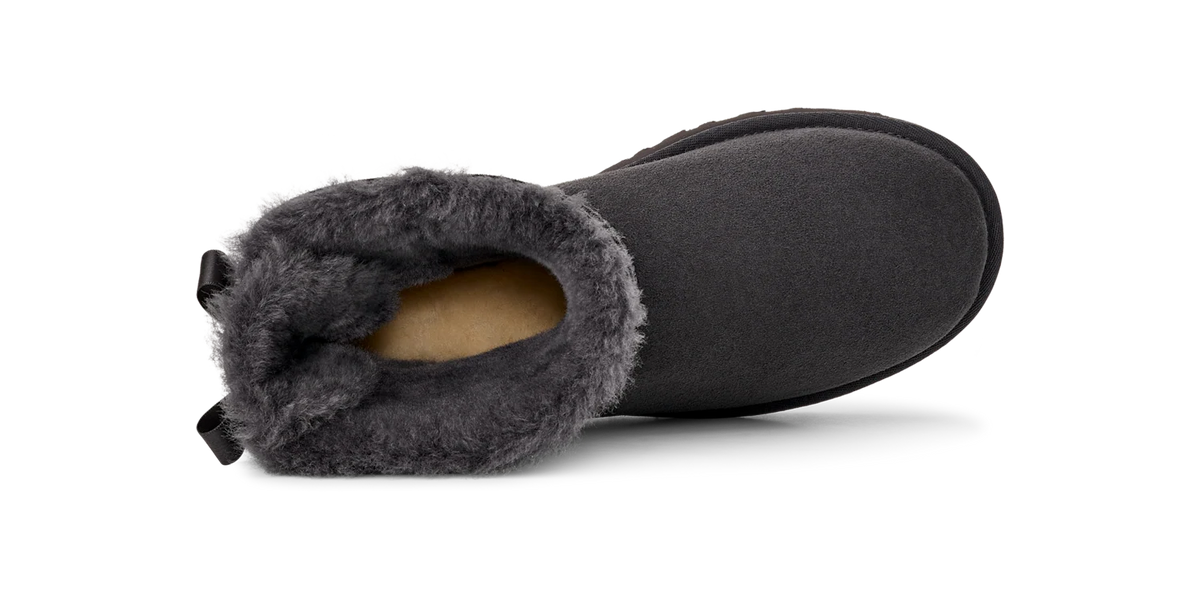 Overkicks - UGG Mini Bailey Bow II Obsidian (Womens) (1016501-OBS) - detalle talon