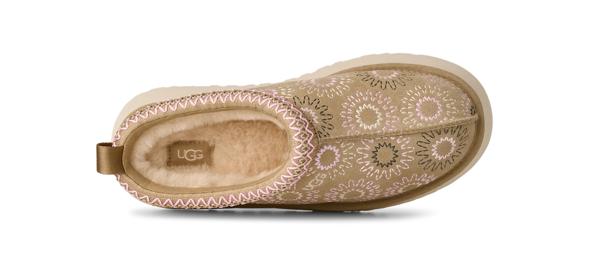 Overkicks - UGG Tazz Sun Stitch Slipper Mustard Seed (Womens) (1178193-MDSD) - detalle talon