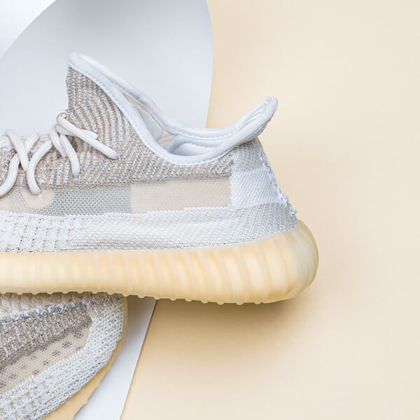 Overkicks - Yeezy Boost 350 V2 Natural (FZ5246) - detalle talon