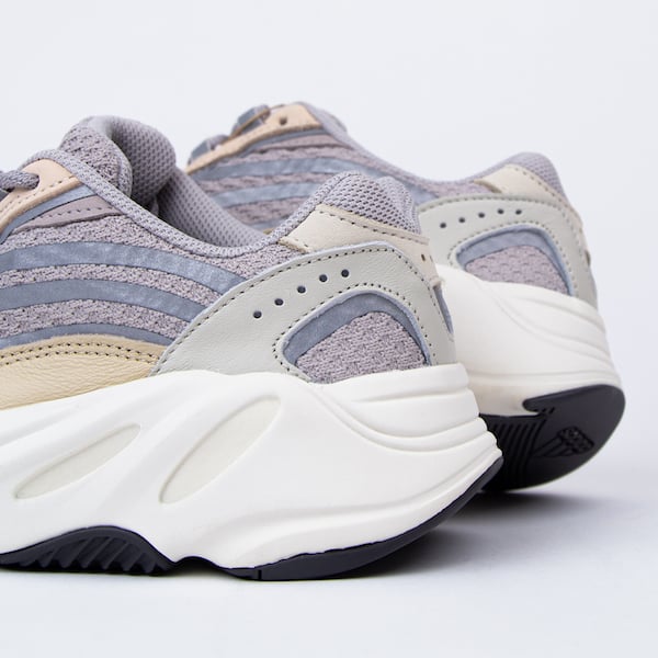 Overkicks - Yeezy Boost 700 V2 Cream (GY7924) - detalle lateral interior