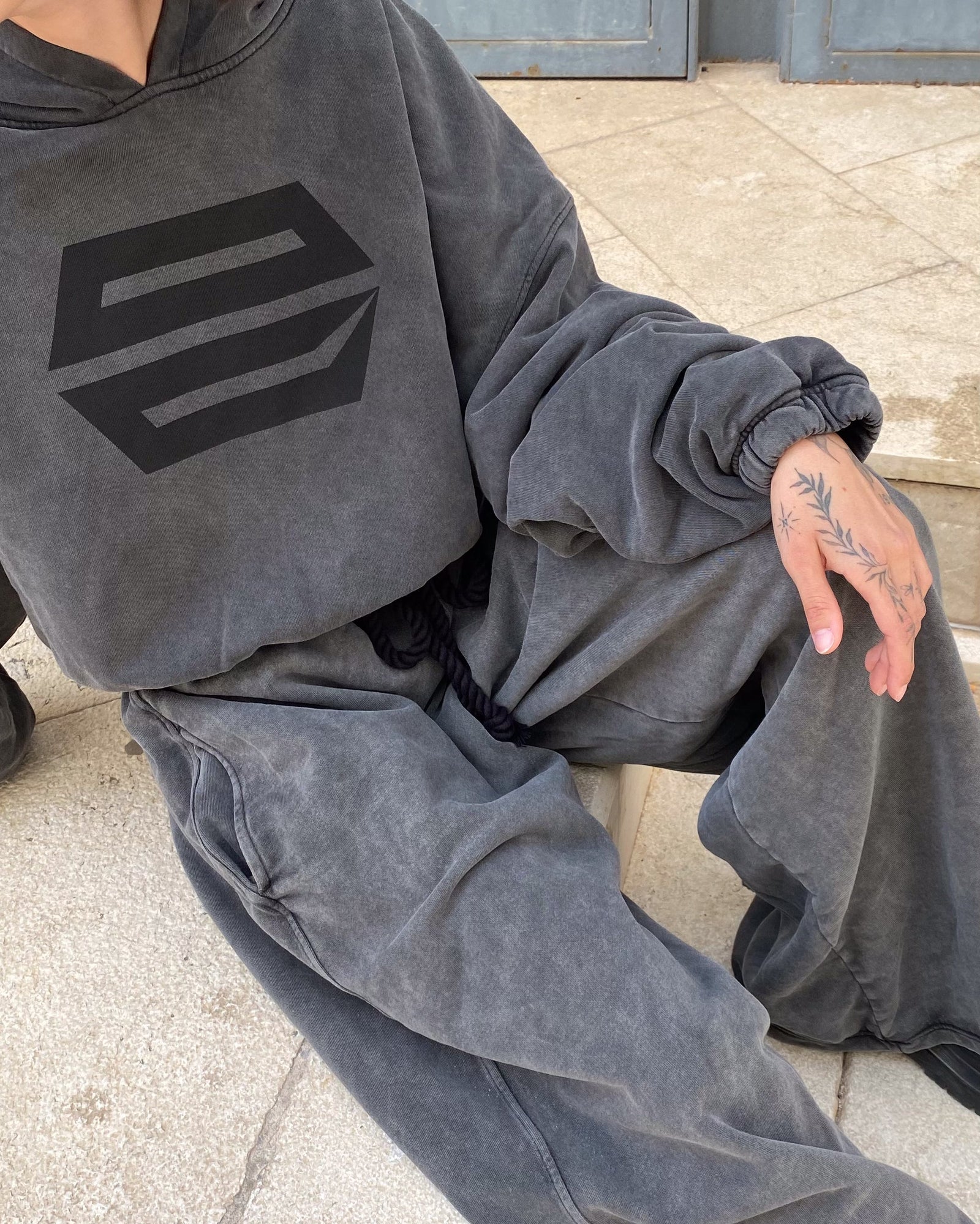 HEAVY-WEIGHT WASHED GREY REVERSE LOGO HOODIE