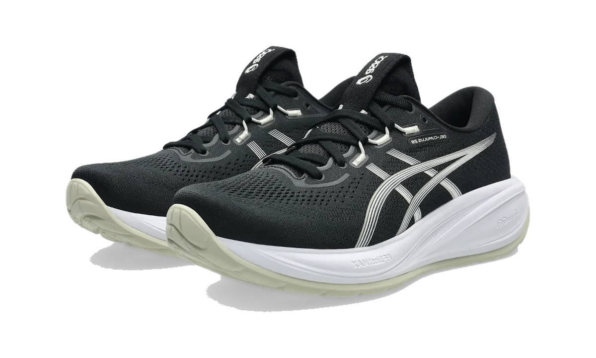 Overkicks - ASICS Gel-Cumulus 28 Black White (Womens) (1012B916-002) - vista trasera