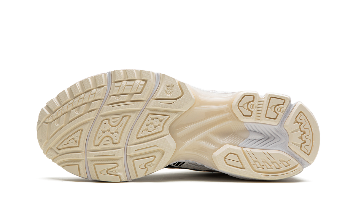 Overkicks - ASICS Gel-Kayano 14 Aritzia White Black (1203A328-101) - detalle suela