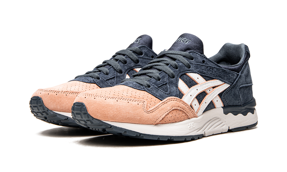 Overkicks - ASICS Gel-Lyte V Kith Salmon Toe (1201A542-700) - vista trasera