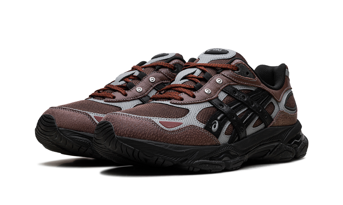Overkicks - ASICS Gel-NYC 2.0 SSHS HAL STUDIOS Architecture of Everyday Life Mahogany (1203A896-200) - vista trasera