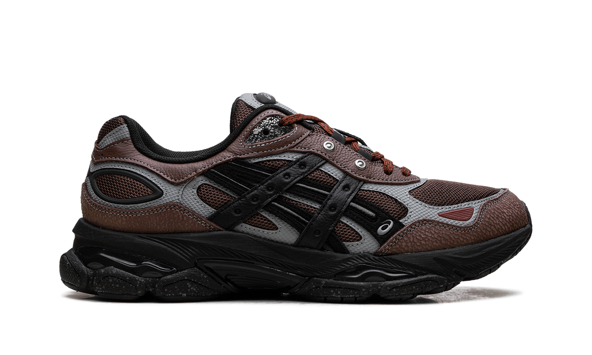 Overkicks - ASICS Gel-NYC 2.0 SSHS HAL STUDIOS Architecture of Everyday Life Mahogany (1203A896-200) - detalle talon