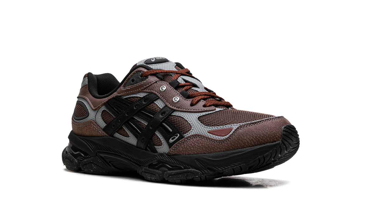 Overkicks - ASICS Gel-NYC 2.0 SSHS HAL STUDIOS Architecture of Everyday Life Mahogany (1203A896-200) - detalle lateral interior