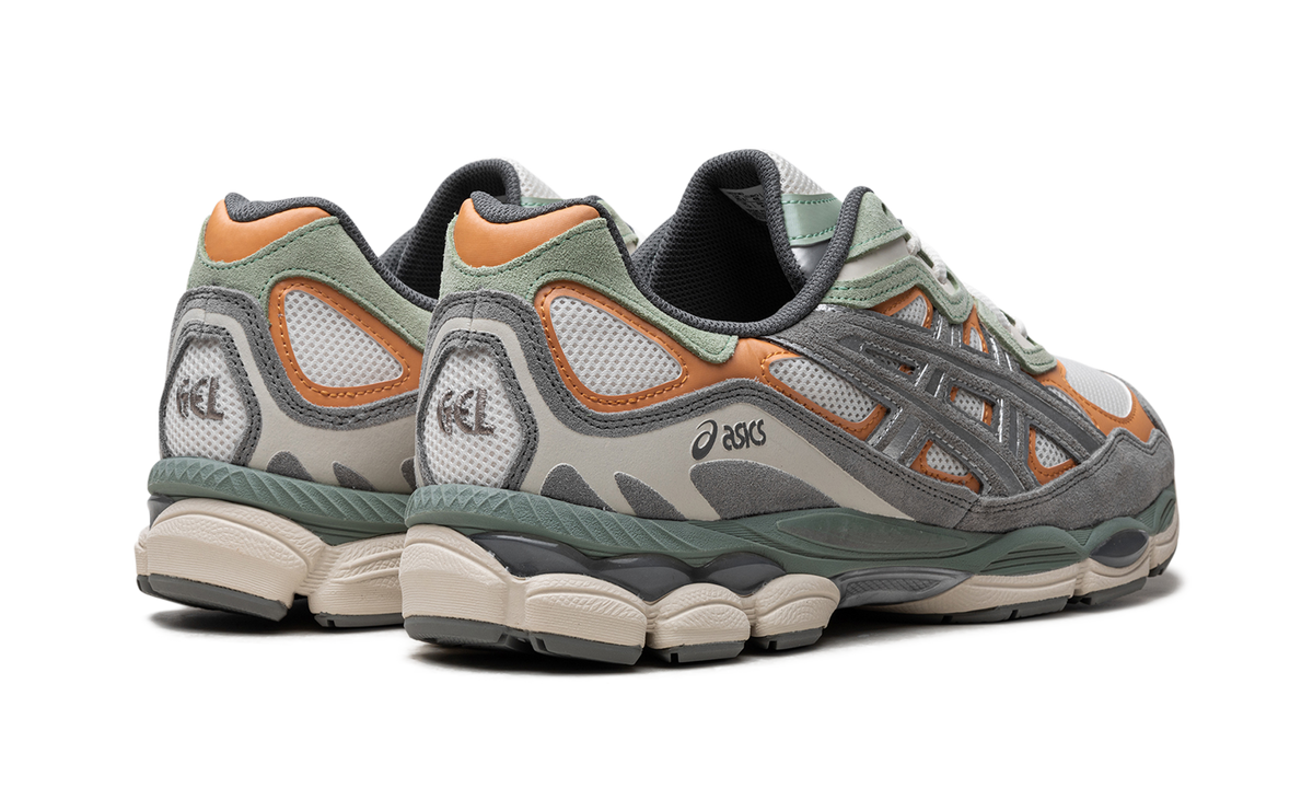 Overkicks - ASICS Gel-NYC Cream Clay Grey (1203A383-102) - par completo