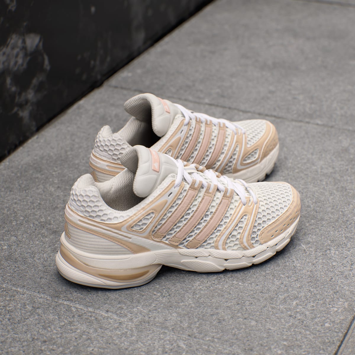 Overkicks - Adidas Adistar Control 5 Off White Beige (Womens) (IH1799) - vista superior