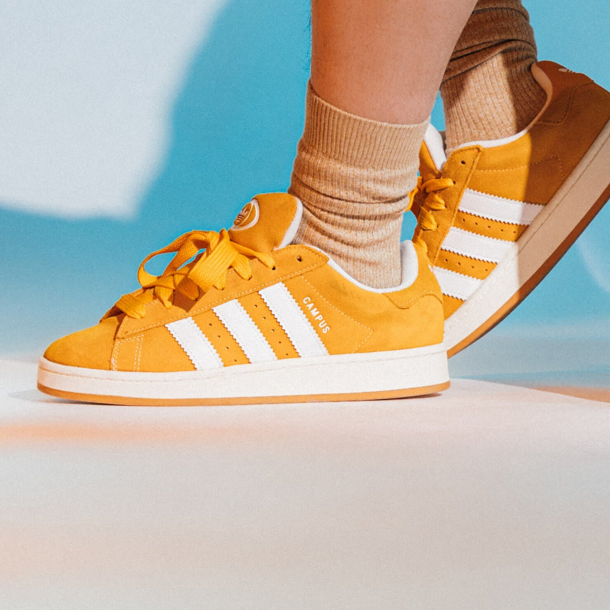 Overkicks - Adidas Campus 00s Spice Yellow (HR1466) - detalle talón