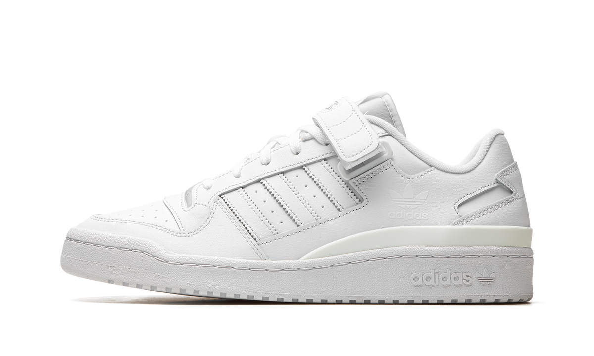 Overkicks - Adidas Forum Low Triple White (FY7755) - vista lateral