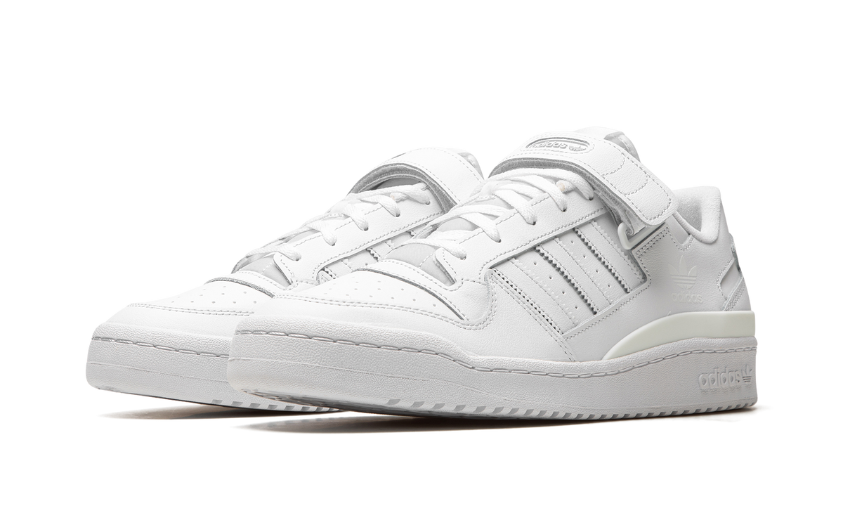 Overkicks - Adidas Forum Low Triple White (FY7755) - vista trasera